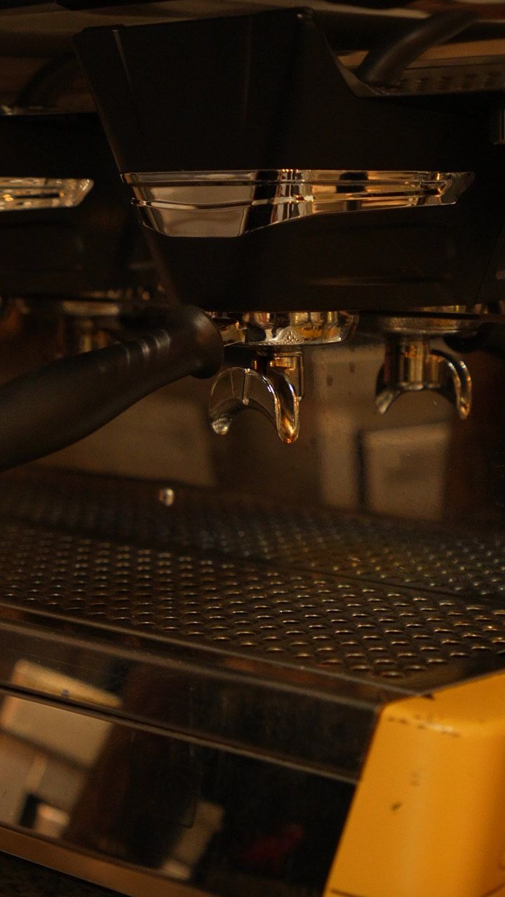 Máquina de espresso en penumbra